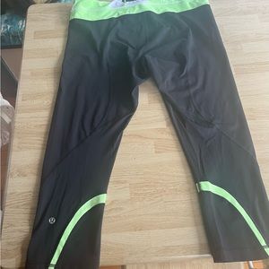 Lululemon Black & Green Luxtreme Mid Rise Inspire Crop | Women's 10 | 21" Inseam